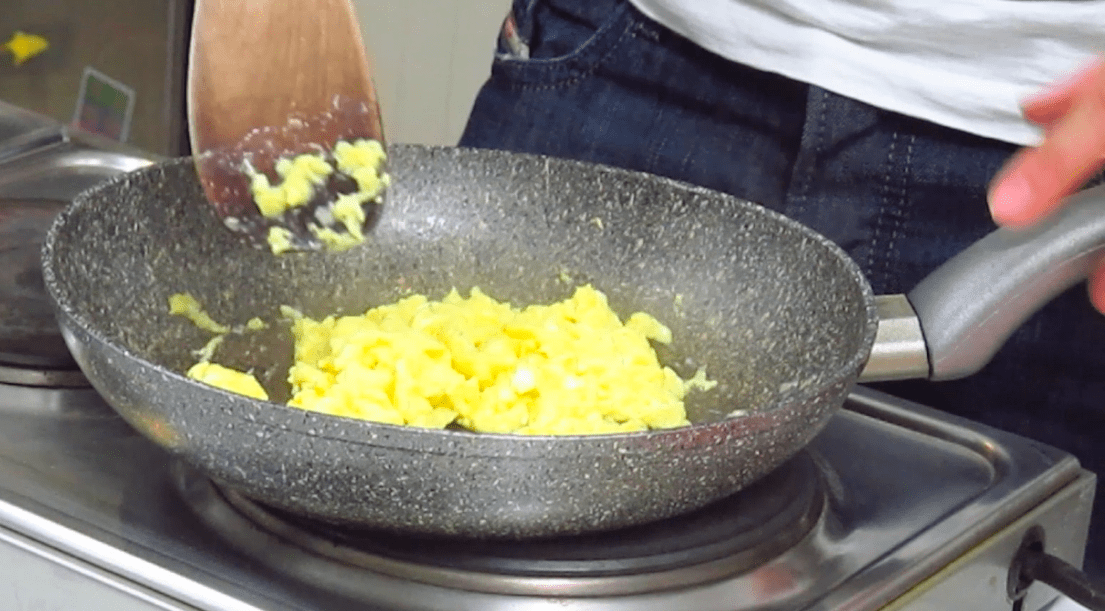 hacer huevos revueltos