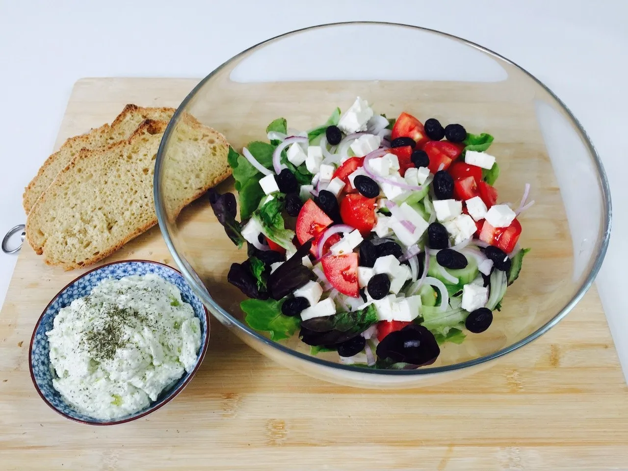 Ensalada griega con salsa Tzatziki