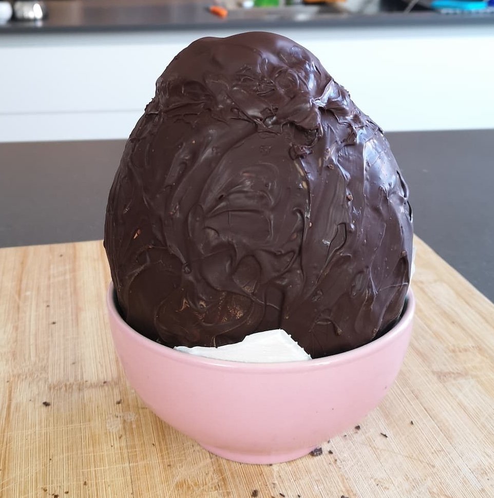 huevo de pascua de chocolate sin molde y con sorpresa