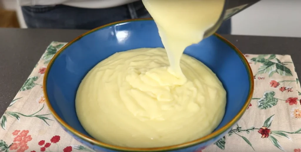 preparacion de la crema pastelera para la tarta napoleon