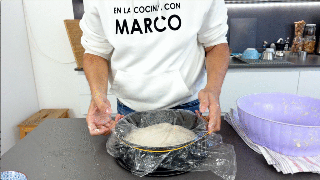 tapar la masa de focaccia para la fermentación