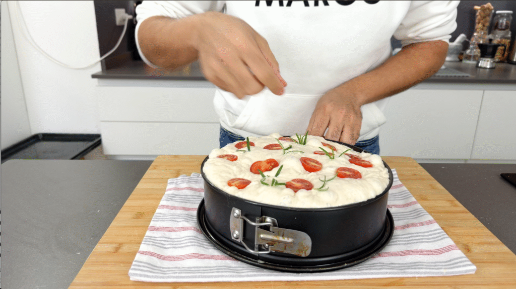 decorar la focaccia con romero y tomates