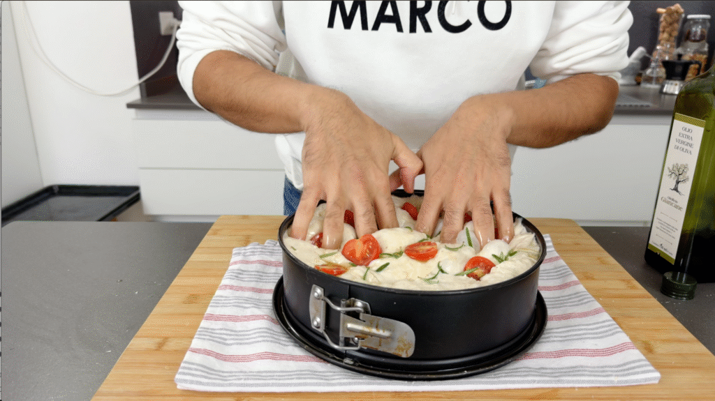 hundimos con dedos la masa de la focaccia para formar los clasicos huecos