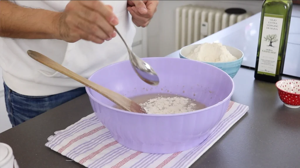 Añadir la harina para hacer la masa de la focaccia italiana