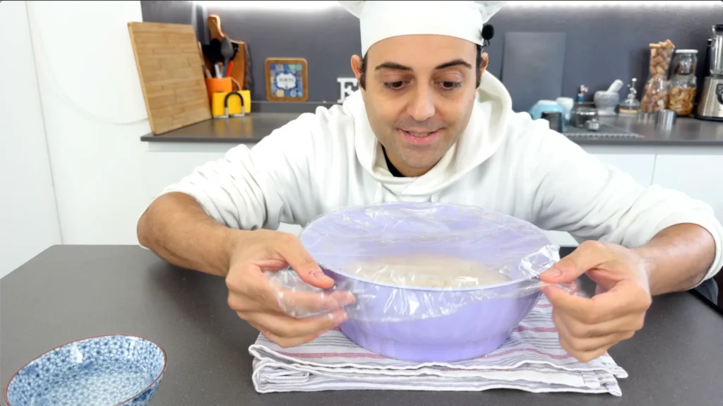 La masa de la focaccia italiana ha levado en un bol y está lista para estirarse