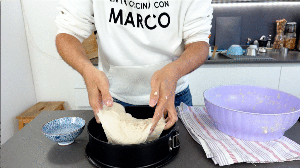 extiende la masa de la focaccia en un molde redondo