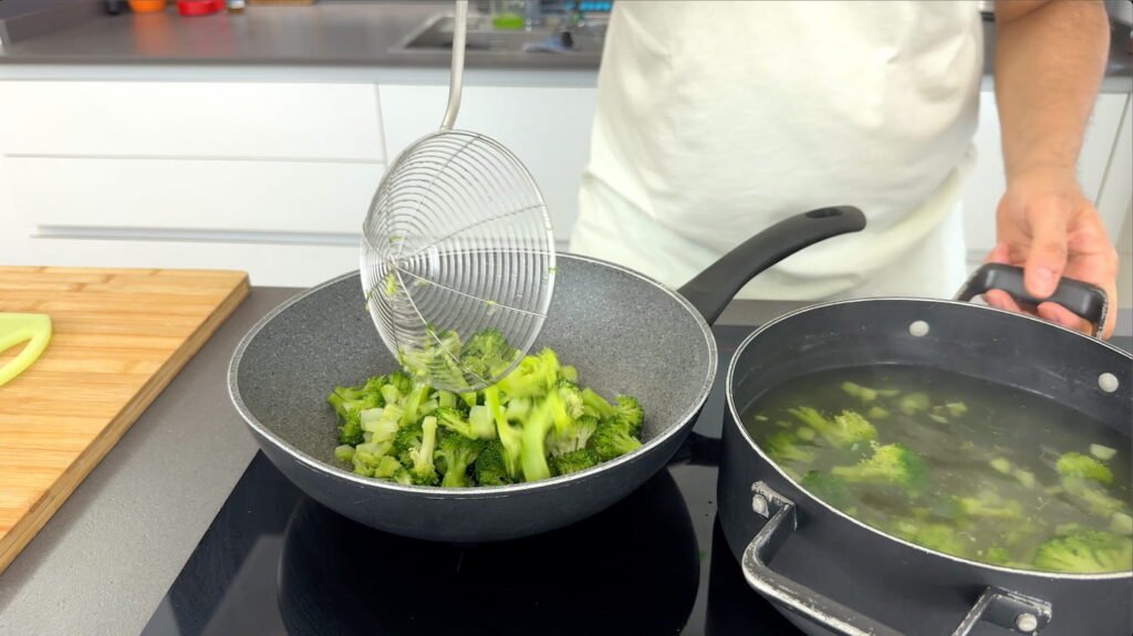 agregamos brocoli sartén
