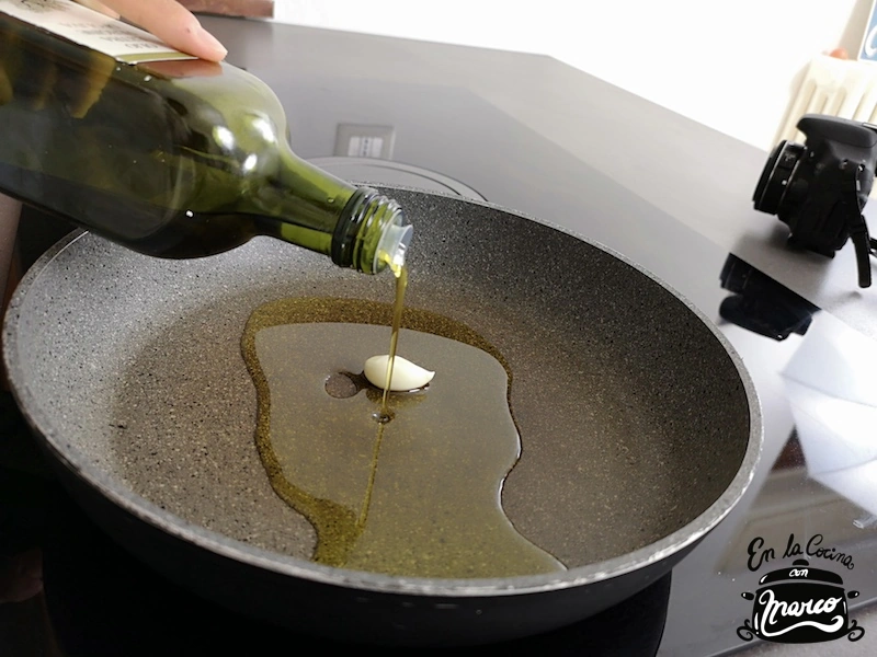 sartén aceite y ajo