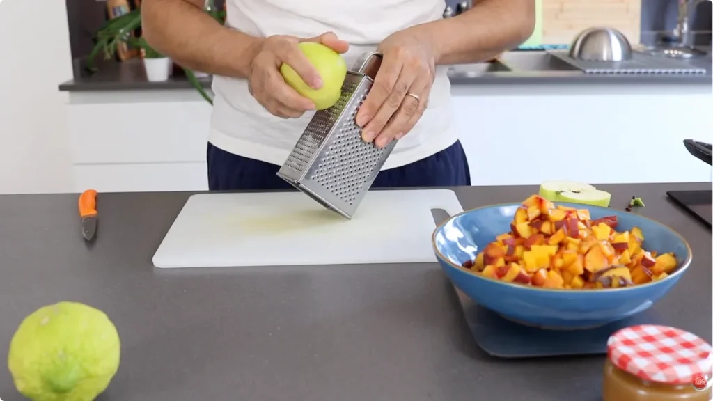 Rallar manzana para espesar mermelada sin azucar