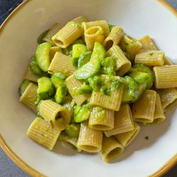 Pasta con calabacín y limón menta receta italiana
