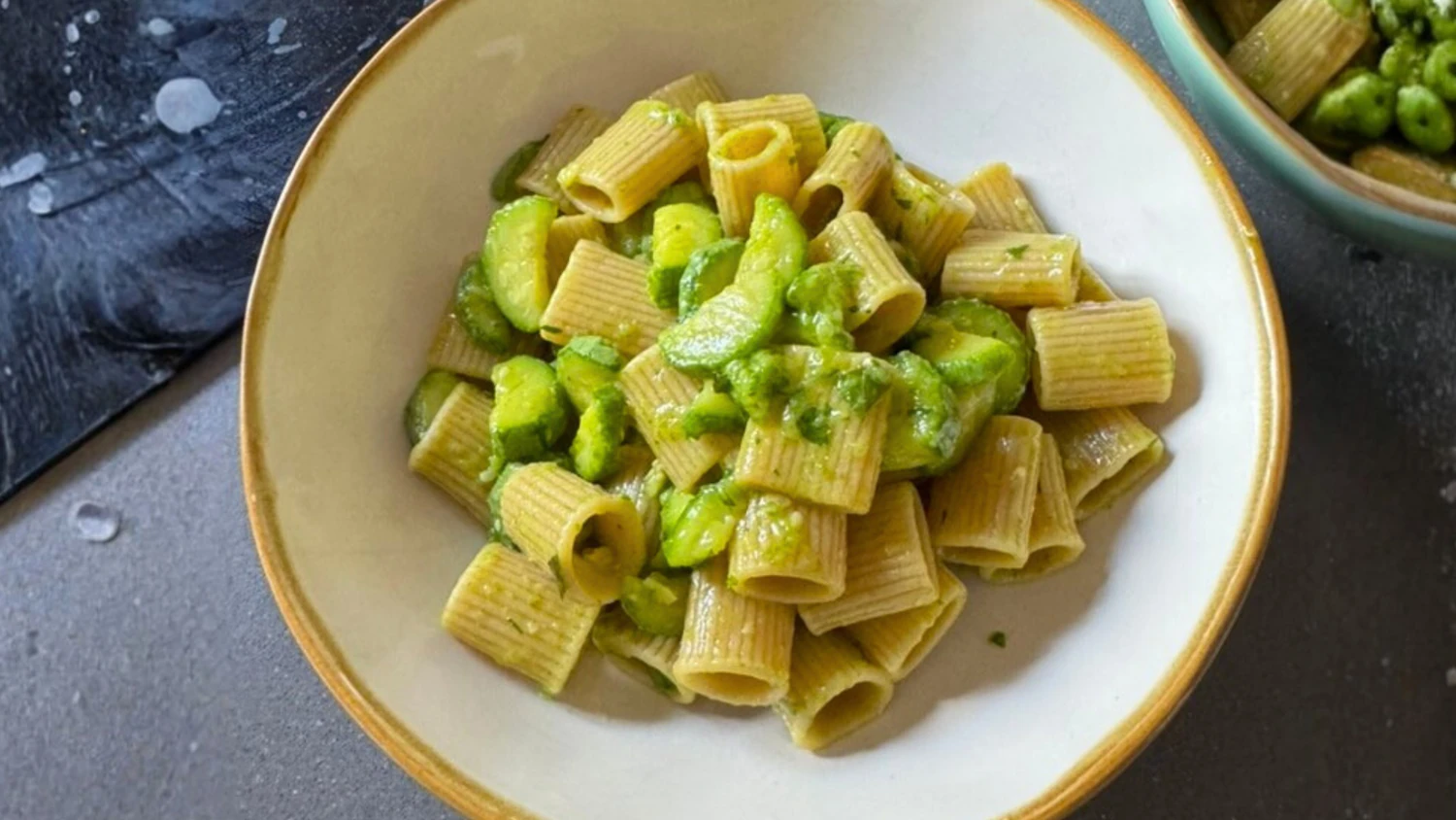 Pasta con calabacín y limón menta receta italiana