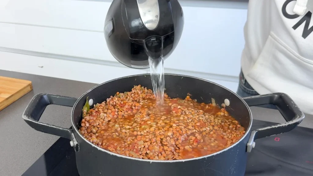 añadir agua caliente salsa lentejas
