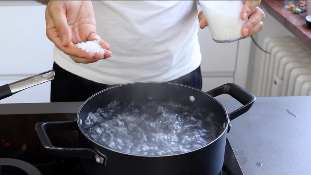 hervir agua sal pasta italiana