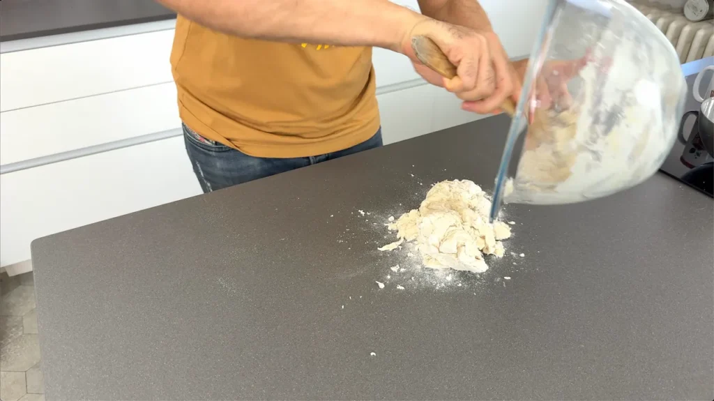 verter masa encima mesa trabajo