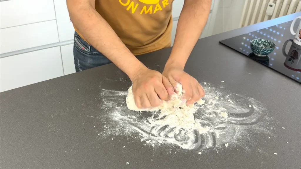 amasar masa pan de molde encima mesa trabajo