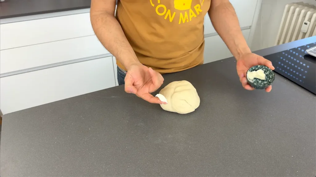 Agregar mantequilla masa pan