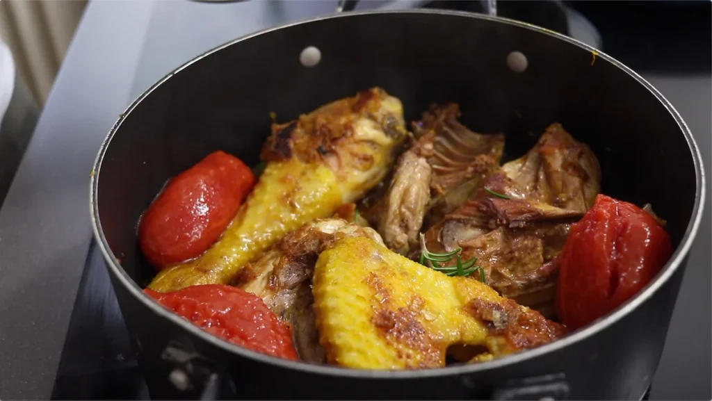 Incorporamos los tomates pelados y los rompemos con una cuchara para formar la base de la salsa