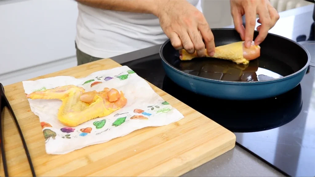 Doramos los trozos de pollo en tandas en una sartén caliente para que queden bien dorados y no hervidos