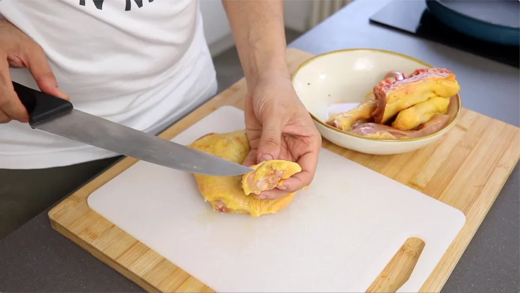 Retiramos las glándulas de la parte trasera del pollo para evitar sabores desagradables durante la cocción