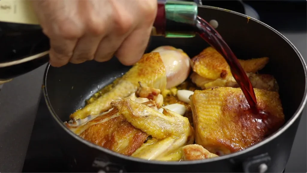 Añadimos el vino tinto y lo dejamos evaporar completamente para concentrar el sabor de la salsa