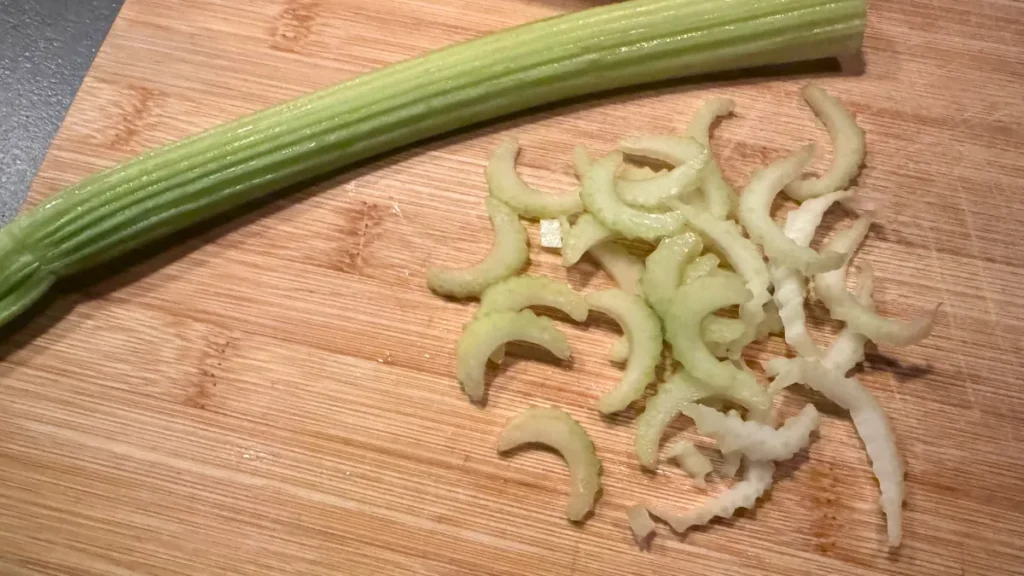 cortar el apio en tiritas