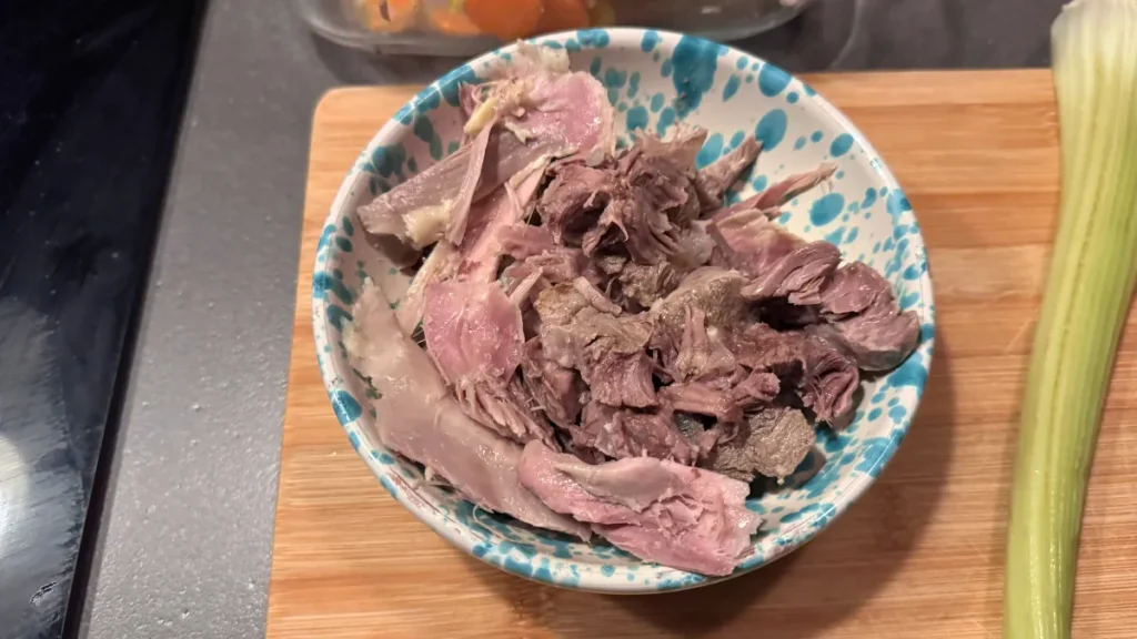 desmenuzar carne de caldo para el bocadillo