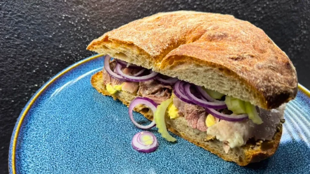 bocadillo con carne del caldo