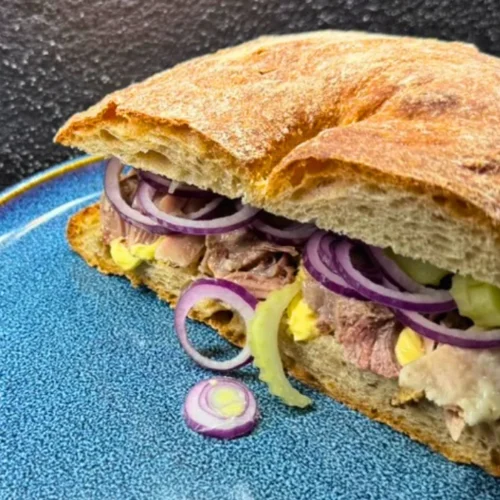 bocadillo con carne del caldo