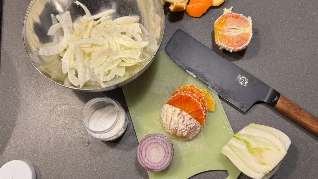preparando la ensalada de hinojo, naranja y cebolla roja