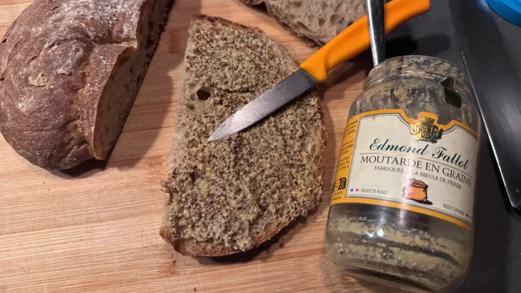 poner mostaza y mayonesa en el bocadillo