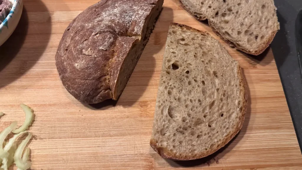 cortar el pan de centeno y tostar