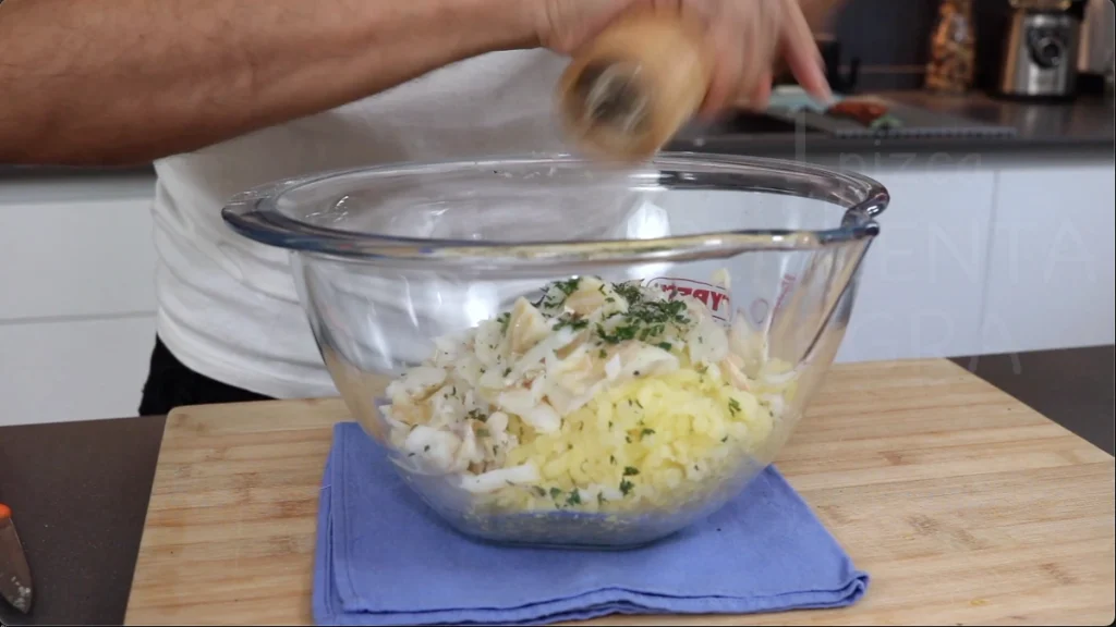 Buñuelos bacalao receta portugal masa en un bol poner bacalao papas perejil sal y pimienta