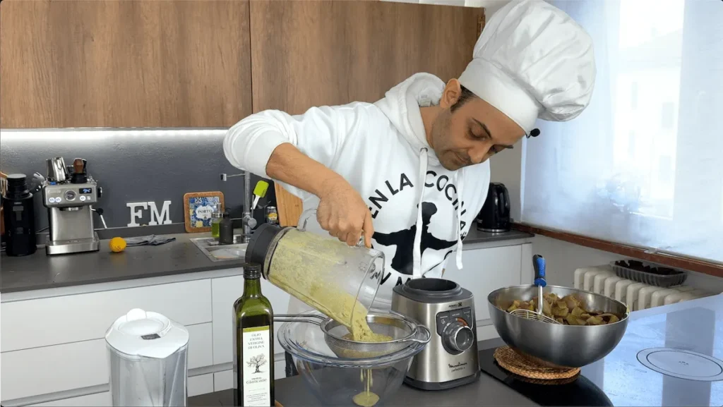 Colar la crema de alcachofas con un colador