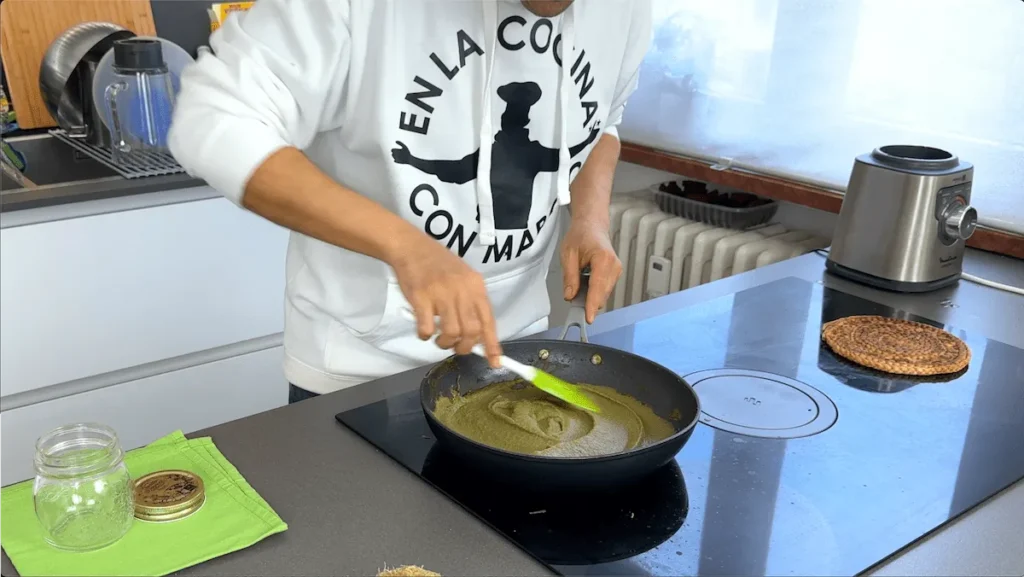 Añadir sal a la crema de alcachofas para untar