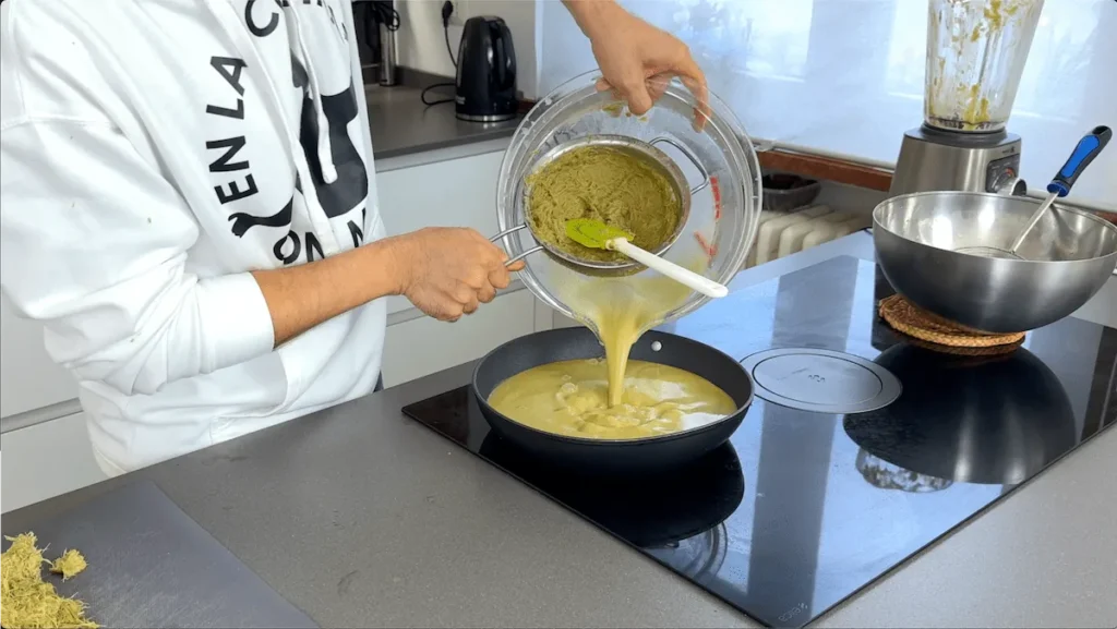 Espesar la crema de alcachofas para untar en la sartén