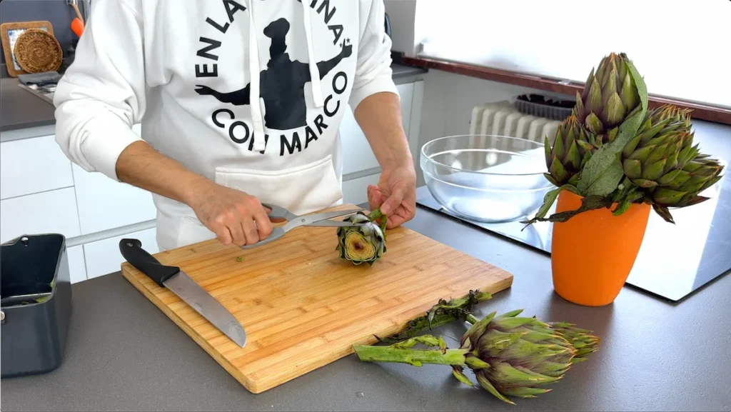 Quitar las puntas y espinas de las alcachofas