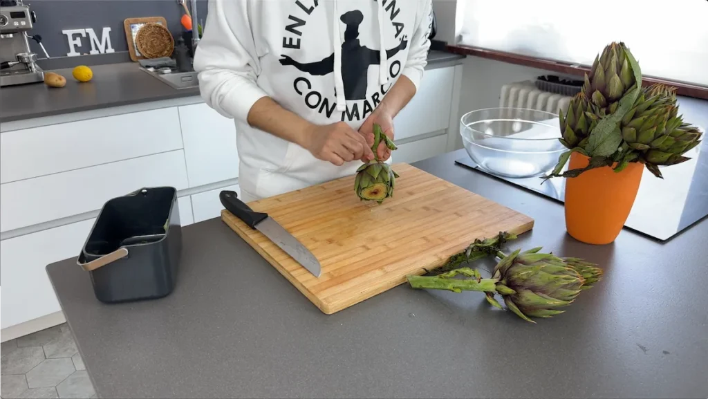 Retirar las hojas exteriores secas de las alcachofas