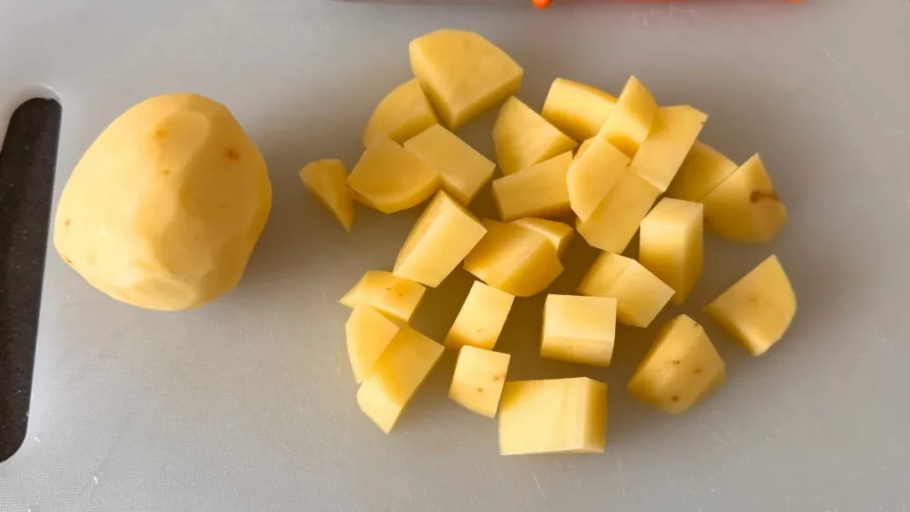 Cortar la papa en trozos medianos