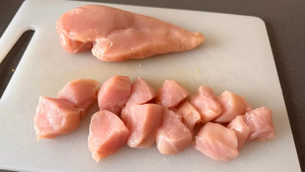 Cortar la pechuga de pollo en trozos medianos