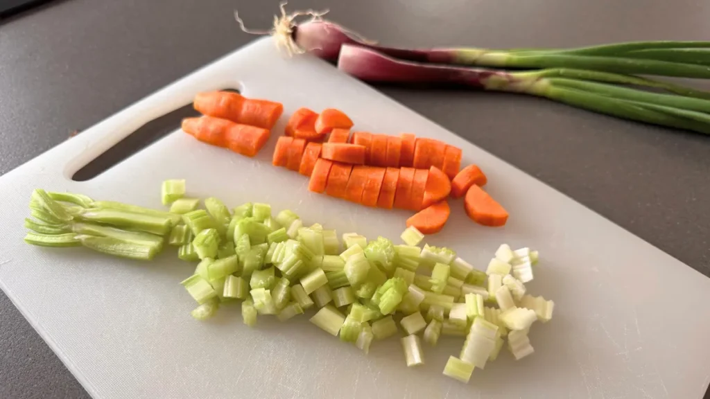 Cortar zanahoria y apio en trozos medianos