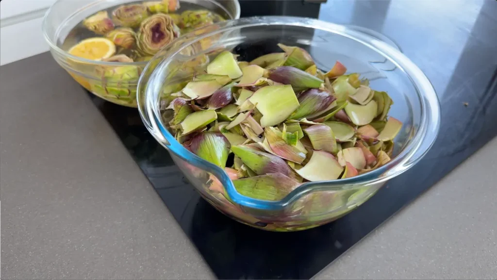 Recipientes con agua y limón para conservar las alcachofas