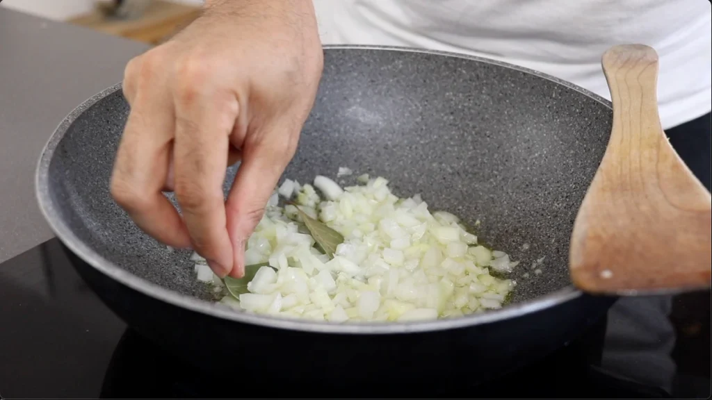 En una sartén freír ajo cebolla laurel