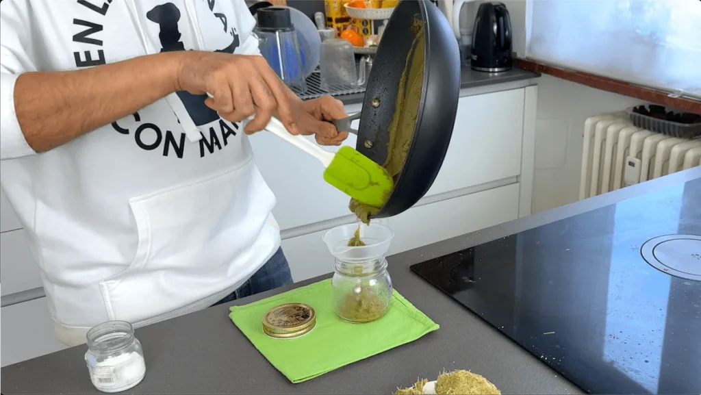 Envasar la crema de alcachofas para untar en un tarro