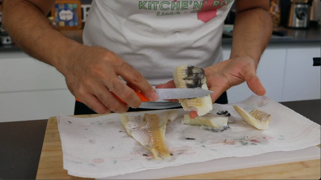 Escurrimos el bacalao eliminamos piel y espinas secamos