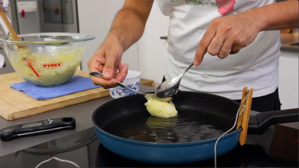 Freír buñuelos de bacalao