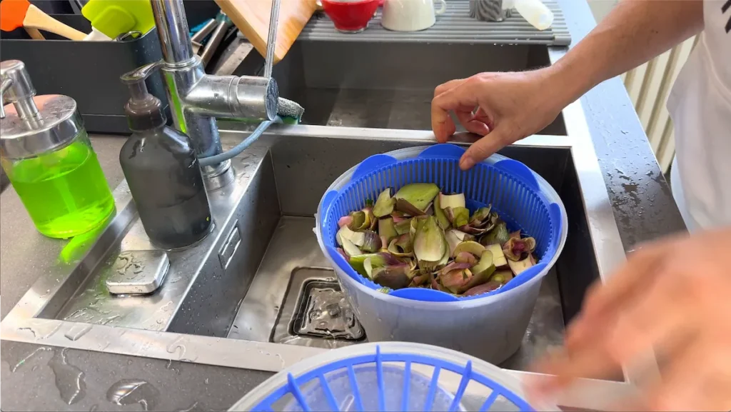 Lavar los restos de alcachofa