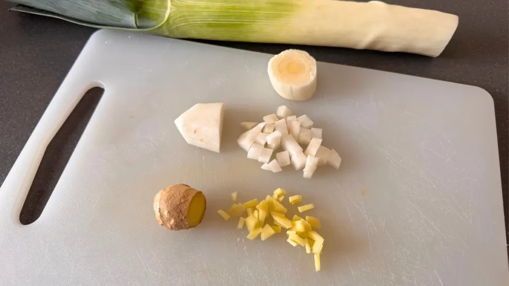 Picar nabo puerro y jengibre