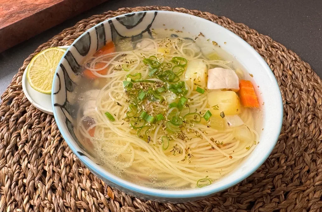 Sopa de pollo peruana receta casera tradicional