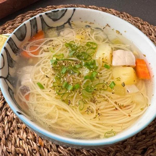 Sopa de pollo peruana receta casera tradicional