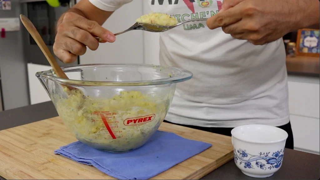 dar forma a los buñuelos de bacalao con las cucharas